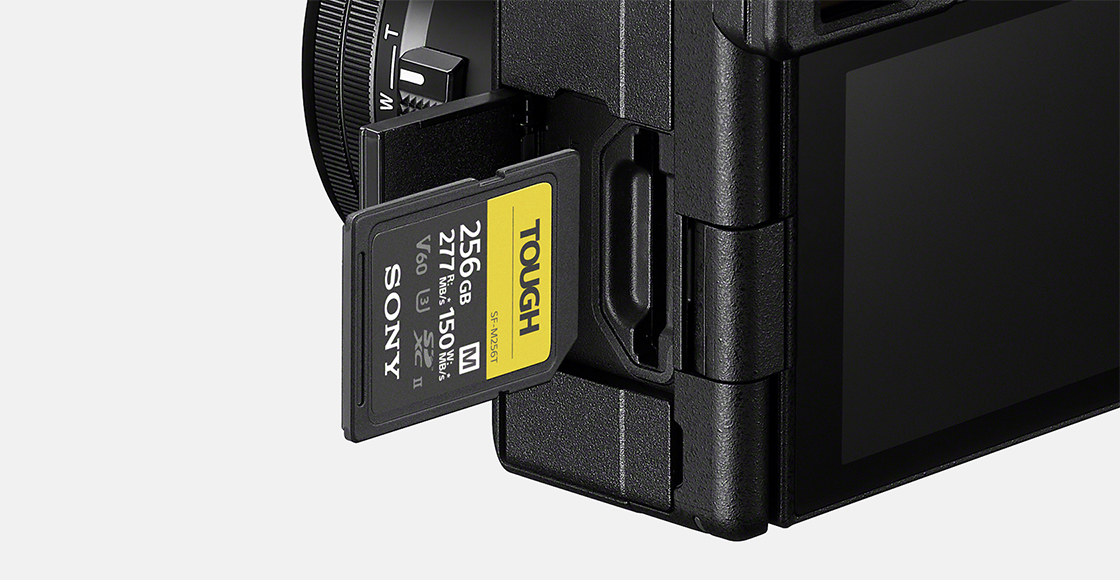 插著 SD 記憶卡的卡槽圖片