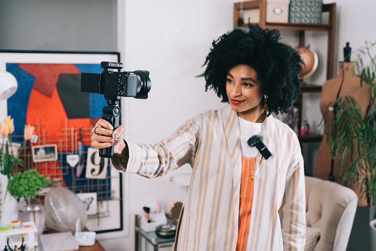 有別於傳統的類比音訊傳輸，不必擔心纜線訊號干擾。只需將 ZV-E10 與任何獲 Multi Interface Shoe 支援數碼音訊的 Sony 麥克風配對，即可帶來清晰的低噪音、全數碼音效。或者您也可以透過相機的麥克風插孔連接您喜歡的麥克風，以獲得更佳的音效。