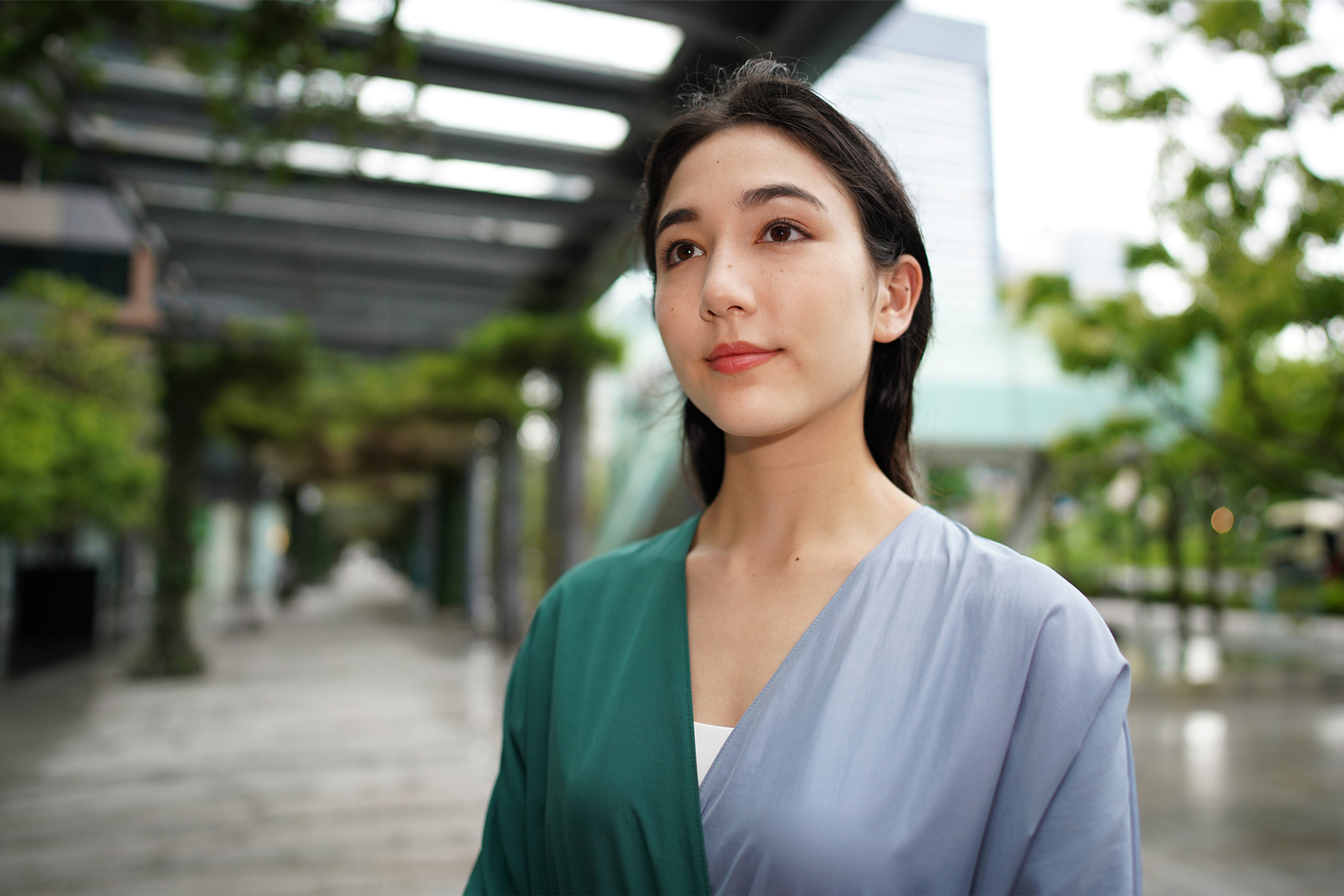 室外女子的示例人像圖片