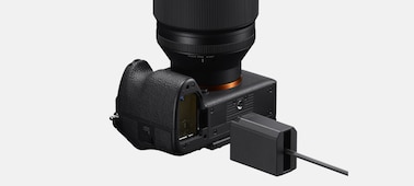 產品圖片展示 &alpha;7R VI 相機機身，以及模擬 NP-SA100 電池的插件板和適配器